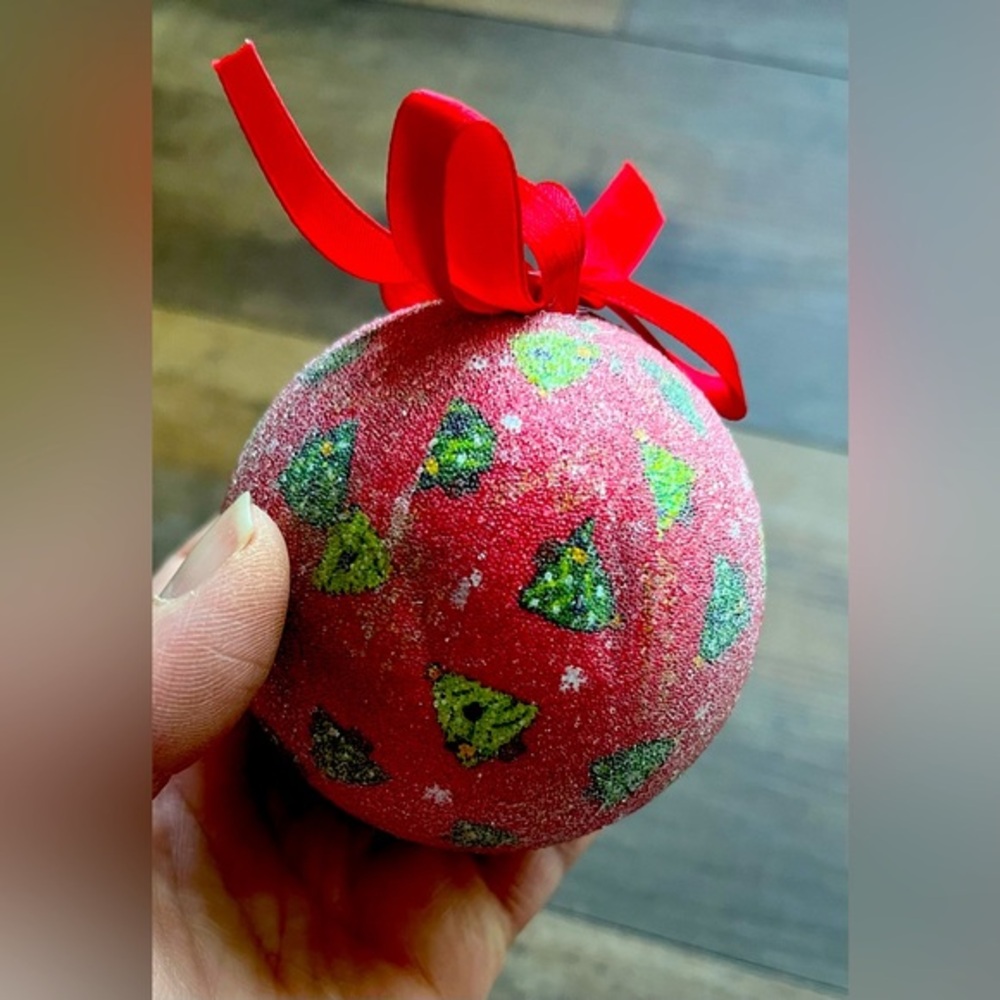 Christmas Ornaments Red Cream Holly Berry Christmas Tree Frosted Round Set of 8 - Picture 8 of 9